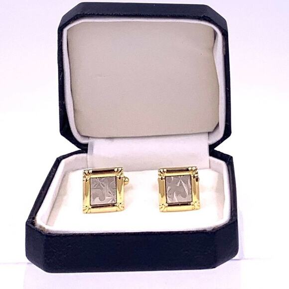 Cuff‎ links toggle closure.
